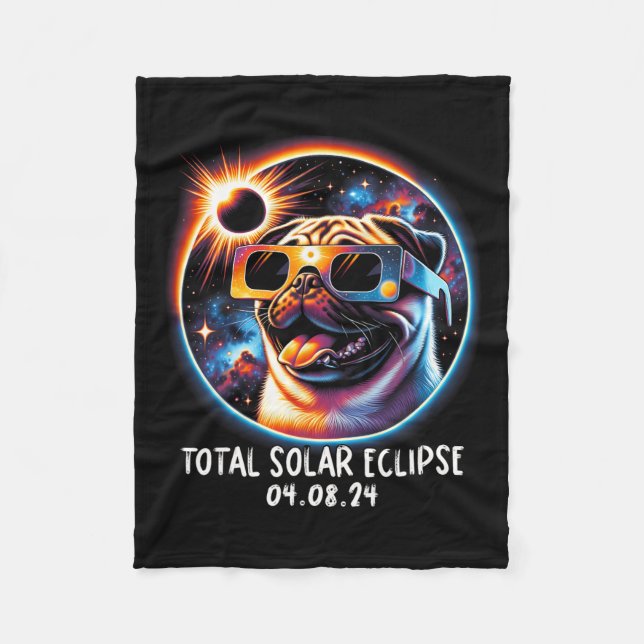 Manta Polar Eclipse Pug Wearing Gles Mascota Abril 8 2024 (Anverso)
