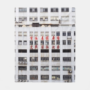 MANTA POLAR EDIFICIO MULTISTORIAL GRIS CON SCRIPT ORIENTAL ROJ