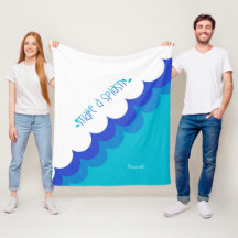 El azul y el blanco nadadores hacen un salpicón