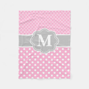 Manta Polar El gris rosado puntea el monograma de Quatrefoil