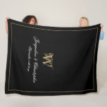 Manta Polar Elegante Monograma de Keepsake personalizado recié<br><div class="desc">Elegante Moda Negro Personalizado Recién Recién Recibido Keepsake Monograma Fleece Blanket. Monograma de fleche monogramado en oro y negro personalizado. Guión clásico romántico para el inicial, los nombres de la novia y el novio, y la fecha boda en un simple y elegante fondo negro. Una idea de regalo perfecta para...</div>