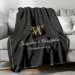 Manta Polar Elegante Monograma de Keepsake personalizado recié<br><div class="desc">Elegante Moda Negro Personalizado Recién Recién Recibido Keepsake Monograma Fleece Blanket. Monograma de fleche monogramado en oro y negro personalizado. Guión clásico romántico para el inicial, los nombres de la novia y el novio, y la fecha boda en un simple y elegante fondo negro. Una idea de regalo perfecta para...</div>