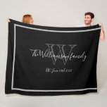 Manta Polar Elegante Nombre de Monograma Guión Moda Boda Keeps<br><div class="desc">Elegante Monograma Nombre Script Moda Boda Keepsake Fleece Blanket. Personalizado con diseño de monograma blanco, gris, y apellido de novia y novio, y fecha establecida en un elegante fondo negro. Un regalo único para los recién casados, para su nueva vida juntos, o para un regalo de bienvenida. Haga clic en...</div>