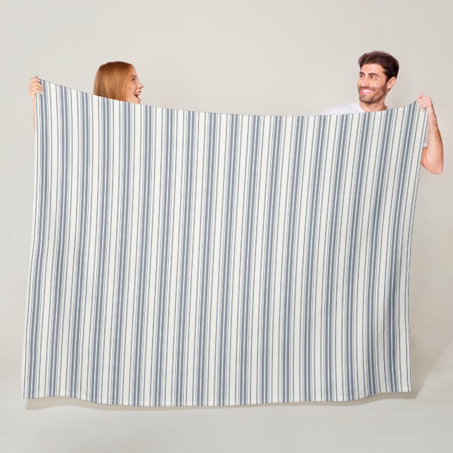 Manta Polar Encantadora casa de campo francesa con rayas azule (In situ)