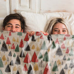 Manta Polar Encanto vintage: Patrón de árbol de Navidad<br><div class="desc">Envuelve tus regalos de vacaciones con elegancia intemporal con nuestra manta "Encanto de la Vintage", con un patrón nostálgico inspirado en los motivos clásicos de los Navidades. Con un fondo de papel rústico, adornan la superficie encantadores dibujos de líneas de árboles de Navidad en amarillo, verde, rojo y negro. Cada...</div>