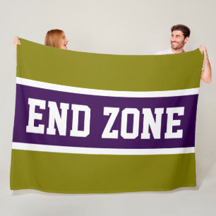 Manta Polar END ZONE Aceituna Dorada Franjas Blancas y Moradas