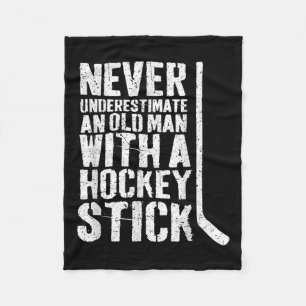 Manta Polar Es Gracioso Nunca Subestimar A Un Viejo Con Hockey