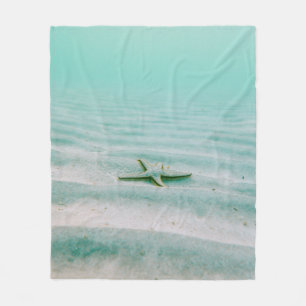 Manta Polar Espinosa blanca sobre la arena bajo el agua por la