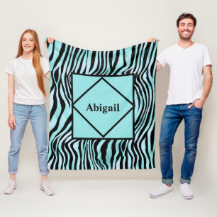 Manta Polar Estampado de cebra con monograma negro y turquesa