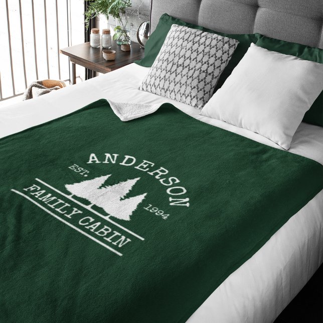 Manta Polar Familia Cabina Nombre Bosque Verde (Customize to change text size or text style. Choose from different sizes of blankets.)