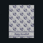 Manta Polar FELIZ HANUKKAH Dreidel Marina GRIS DE PLATA Modern<br><div class="desc">BLANQUETA DE LA FLECIA gris plateada moderna para celebrar HANUKKAH. Color gris plateado y azul marino con toda la impresión DREIDEL de medianoche. Hay un texto de marcador de posición de personalizable que dice HAPPY HANUKKAH para que puedas personalizar con tu propio saludo y/o nombre (de longitud similar). En la...</div>