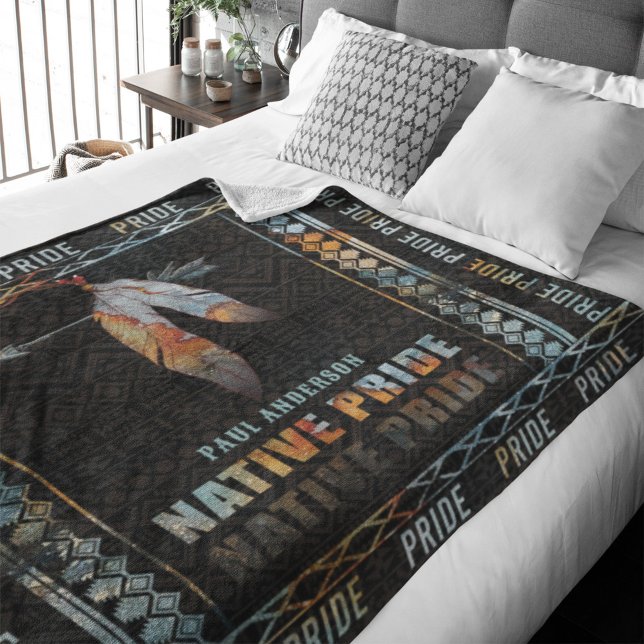 Manta Polar Flecha tribal retro de pluma del orgullo nativo in (Subido por el creador)