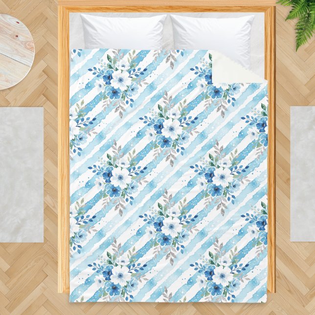 Manta Polar Fleece Costero Estampado con Patrón de Franja Flor (A fleece blanket with blue and white floral and stripes pattern in a watercolor style)