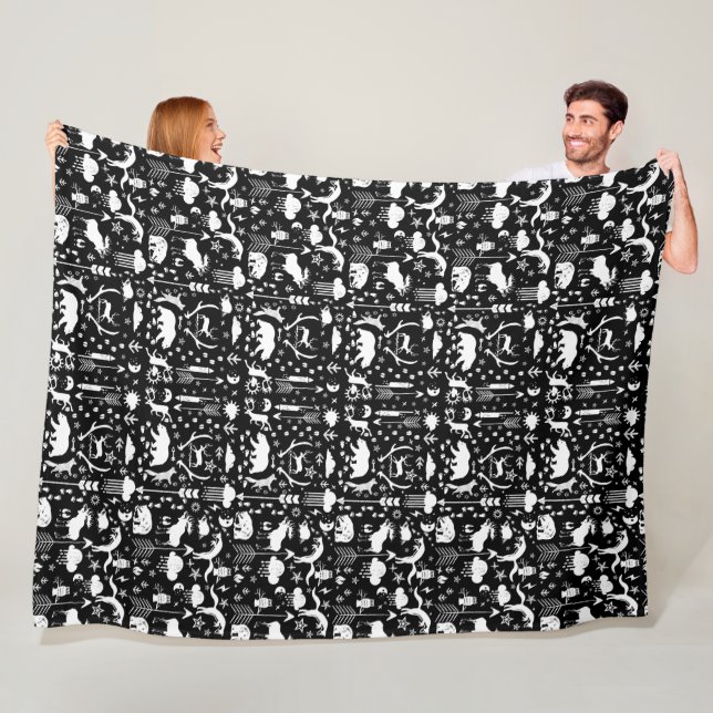 Manta Polar Fleece Rustic Deer Bear Fox Folk Art Pattern (In situ)