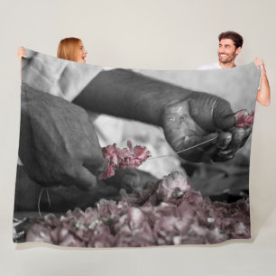 Manta Polar Flor en las manos