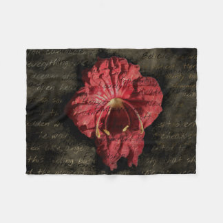 Manta Polar Flor Roja sobre Texto Grunge