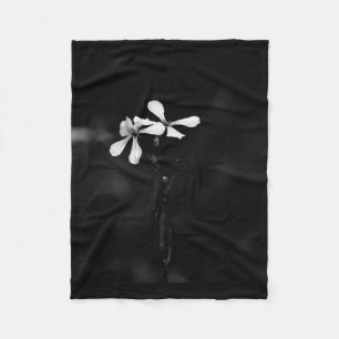 Manta Polar floral en blanco y negro minimalista