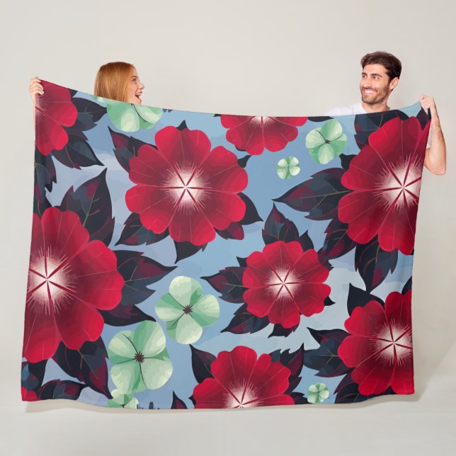 Manta Polar Floral verde roja y de menta sobre fondo azul ciel (In situ)