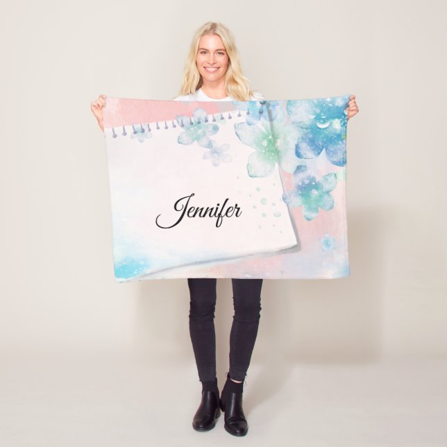 Manta Polar Flores azules de bonito en fondo rosado (In situ)