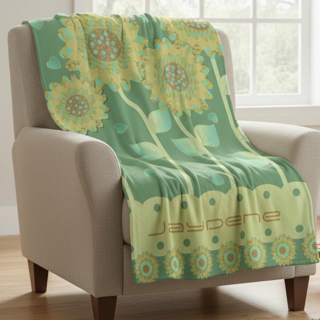Manta Polar Flores con Corazones en Verde y Marrón Caramelo (Cute & different big flower blanket with a place to personalize it with anything you want.)