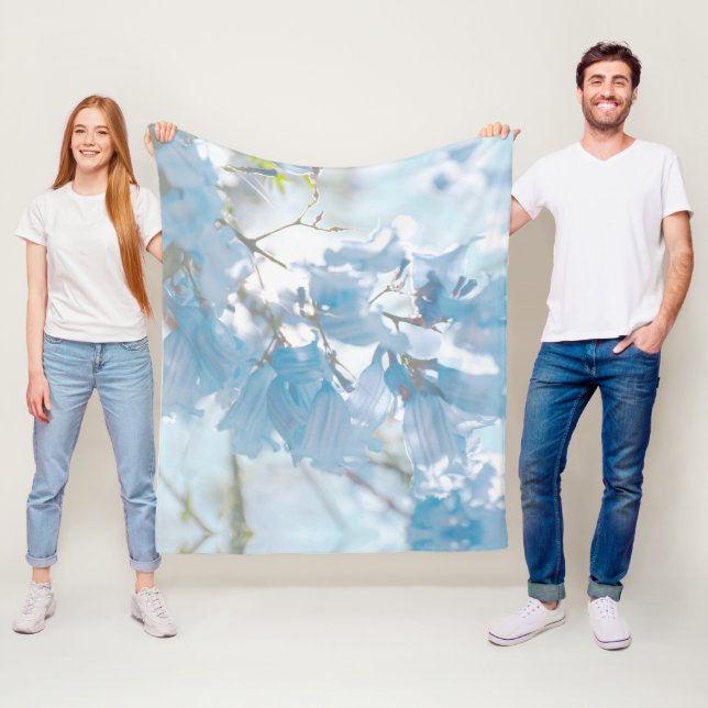 Manta Polar Flores de árbol de jacarandá azul pálido pastel (In situ)