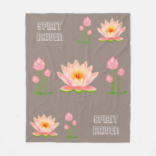 Manta Polar Flores de Loto Rosadas sobre Beige Afortunado