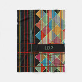 Manta Polar Formas triangulares rayadas con iniciales en negro