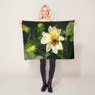 Manta Polar Foto de abejorros y dahlia blanca