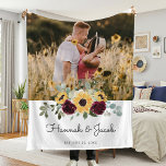 Manta Polar Foto de la pareja del Boda del girasol<br><div class="desc">Esta frazada de foto de pareja rústica de rosas de girasol y borgoña es un regalo perfecto. Esta manta tiene girasoles color amarillo acuático con rosas de Borgoña y el aliento del bebé y la vegetación sabrosa. Este es un esquema de colores perfecto para una boda de finales de verano...</div>