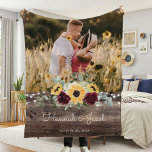 Manta Polar Foto de pareja de Boda de girasol ruso<br><div class="desc">Esta frazada de foto de pareja rústica de rosas de girasol y borgoña es un regalo perfecto. Esta manta está decorada con girasoles de color amarillo acuático con rosas de color burdeos y el aliento del bebé, además de una vegetación ardiente sobre un fondo de madera. Este es un esquema...</div>