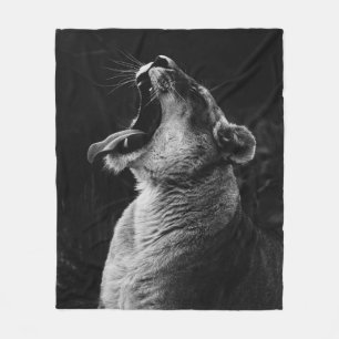MANTA POLAR FOTOGRAFÍA DE GRAYSCALE DE YAWNESS LIONESS