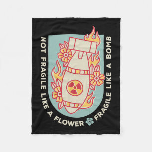 Manta Polar Frágil como flor pero feminista de la bomba 1