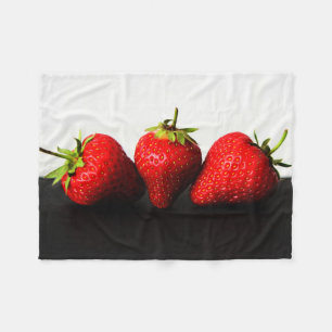 Manta Polar Fresas En Blanco Sobre Negro Fbcn