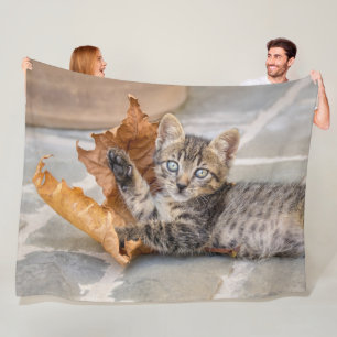 Manta Polar Gatito de Tabby lindo jugando con una hoja -