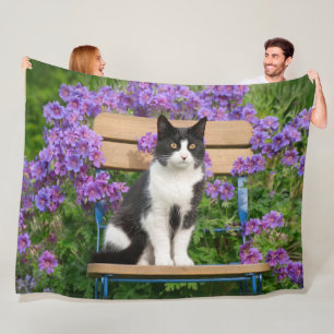 Manta Polar Gato de Tuxedo sentado en una silla de jardín con 