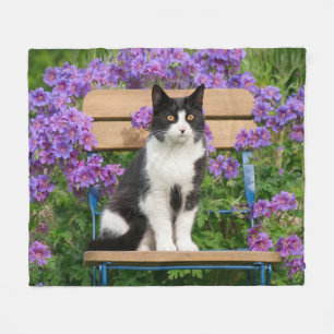 Manta Polar Gato de Tuxedo sentado en una silla de jardín con 