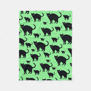 Manta Polar Gatos negros en un fondo verde