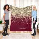 Manta Polar Girly Monograma Glam Purpurina de oro de Borgoña<br><div class="desc">Nombre del Monograma del Purpurina de la Esparkle Gold y Burgundy Faux y la funda inicial de la flota. Esto hace que el dulce perfecto cumpleaños 16, boda, ducha de novia, aniversario, ducha de bebé o fiesta de soltera sea regalo para alguien que ama el lujo glam y los estilos...</div>