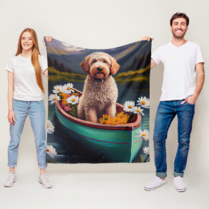 Manta Polar Goldendoodle en una pala: Una aventura escénica