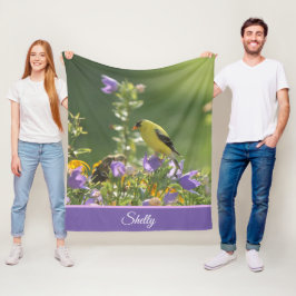 Manta Polar Goldfinch en una flor harebell