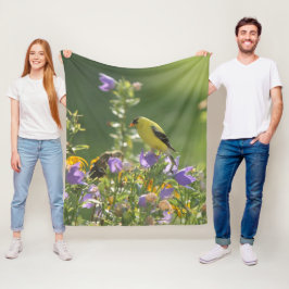 Manta Polar Goldfinch en una flor harebell