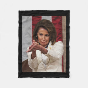 Manta Polar Graciosa Nancy Pelosi resalta el meme contra Trump