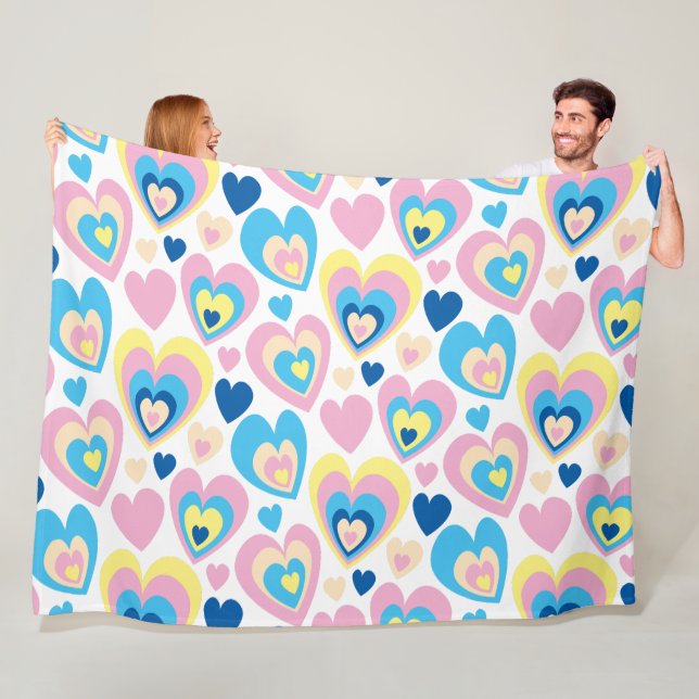 Manta Polar Groovy Modern Cute Pastel Pink Blue Yellow Hearts. (In situ)