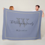 Manta Polar Guión de Moda de regalo de Boda ruso Keepsake Mono<br><div class="desc">Rústico regalo de Boda y compromiso para recién casados Elegante guión de Moda Keepsake Monogrammed Blue Fleece Blanket, con el apellido y fecha de la pareja personalizada. Un regalo único para los recién casados, para su nueva vida juntos, o un regalo de bienvenida. Haga clic en Personalizar esta plantilla para...</div>