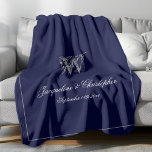 Manta Polar Guión de monograma de regalo de boda Keepsake reci<br><div class="desc">Boda Regalo Monograma Guión Personalizado Recién Matrimona Mantén la Marina Azul Y Gris Fleece Blanket, Funda personalizada azul marino y gris plateado monogramada de lana. Elegante guión clásico para el inicial, los nombres de la novia y el novio, y la fecha boda en un elegante y elegante fondo azul marino....</div>