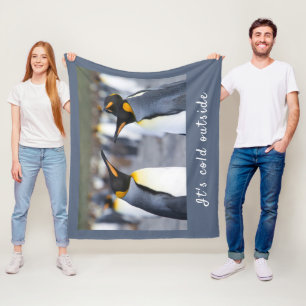 Manta Polar Hace frío afuera de la foto del Rey Pingüino con t