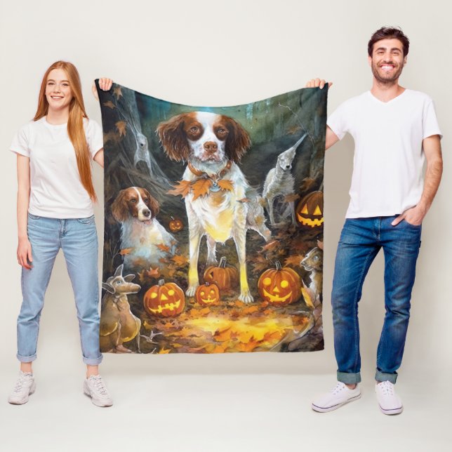 Manta Polar Halloween Brittany Spaniel con calabazas aterrador (In situ)
