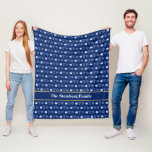 Manta Polar Hanukkah Menorah Dreidel Pattern Personalizado Azu<br><div class="desc">Hermosa y personalizada manta de Hanukkah en azul bonito con un fresco patrón de estrella del judaísmo,  ideal para divertidos juegos de Chanukah,  y la menorah judía para la festividad. Monograma de esta manta familiar para su sala de estar.</div>