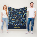 Manta Polar Hanukkah Personalizada Menorah Dreidel Fleece Blan<br><div class="desc">Nuestro Hanukkah Personalizado Menorah Dreidel Personalizado Fleece Blanket incluye menorahs, dreidels, jarras de aceite de oliva, donuts de gelatina y más. Además, las palabras Feliz Hanukkah pueden cambiarse si lo prefieres. Personaliza con tu propio nombre en la parte inferior para hacer de este regalo de Chanukah tu propio o deleitar...</div>
