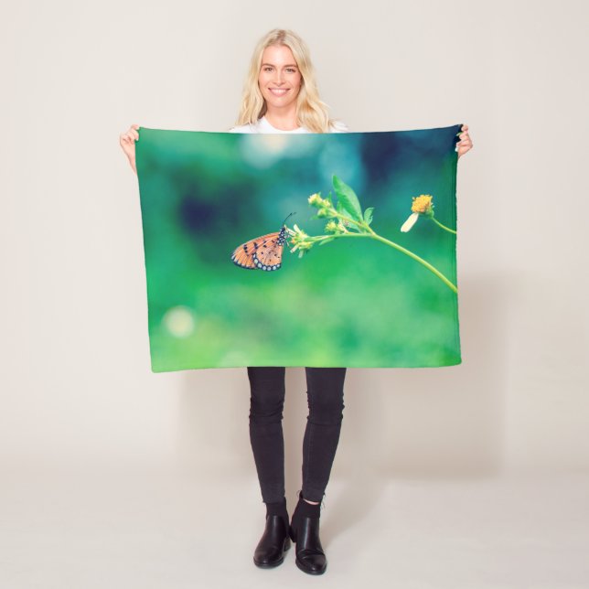 Manta Polar Hermosa mariposa en una flor #2 (In situ)